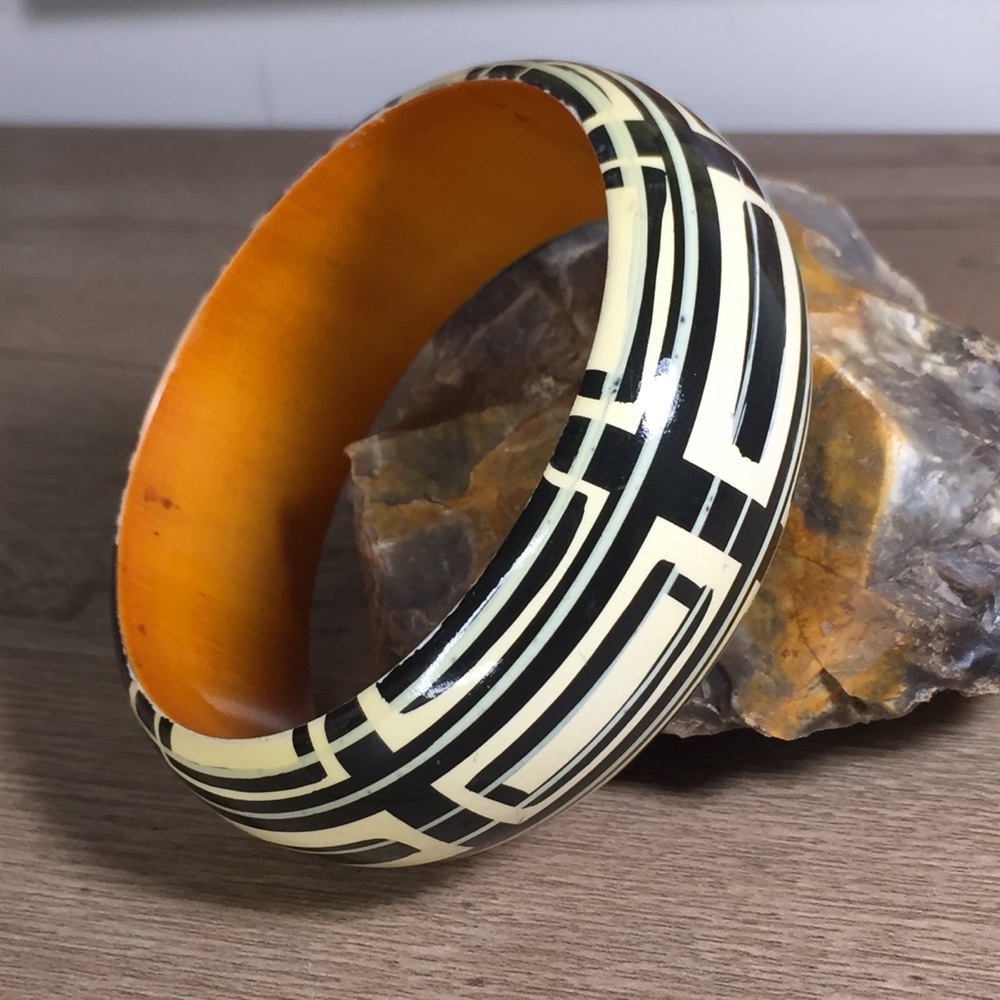 Vintage Mod Design Bangle Bracelet - Picture 4 of 9